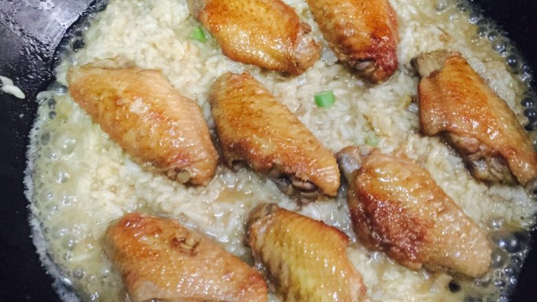 鸡翅焖饭,把鸡翅放在米饭上，每块鸡翅都刷一点<a style='color:red;display:inline-block;' href='/shicai/ 865'>蜂蜜</a>，让其入味，盖上锅盖焖10-15分钟，直到汤汁收干。全程开小火，火大了容易把饭煮焦。
