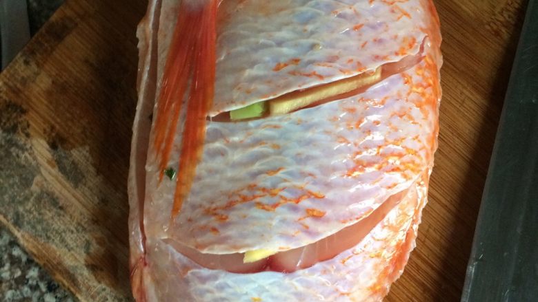 清蒸彩云鲷,洗净鱼，鱼身两面各斜切两刀，将盐均匀抹遍鱼的里外。在刀口处各塞一片薄姜片，几朵葱花。