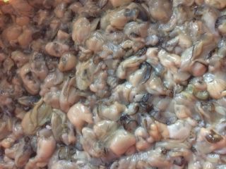 焖蚝蛎,加点盐，拌着蚝蛎，然后放入水中洗净沥干水分