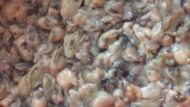 焖蚝蛎,加点盐，拌着蚝蛎，然后放入水中洗净沥干水分