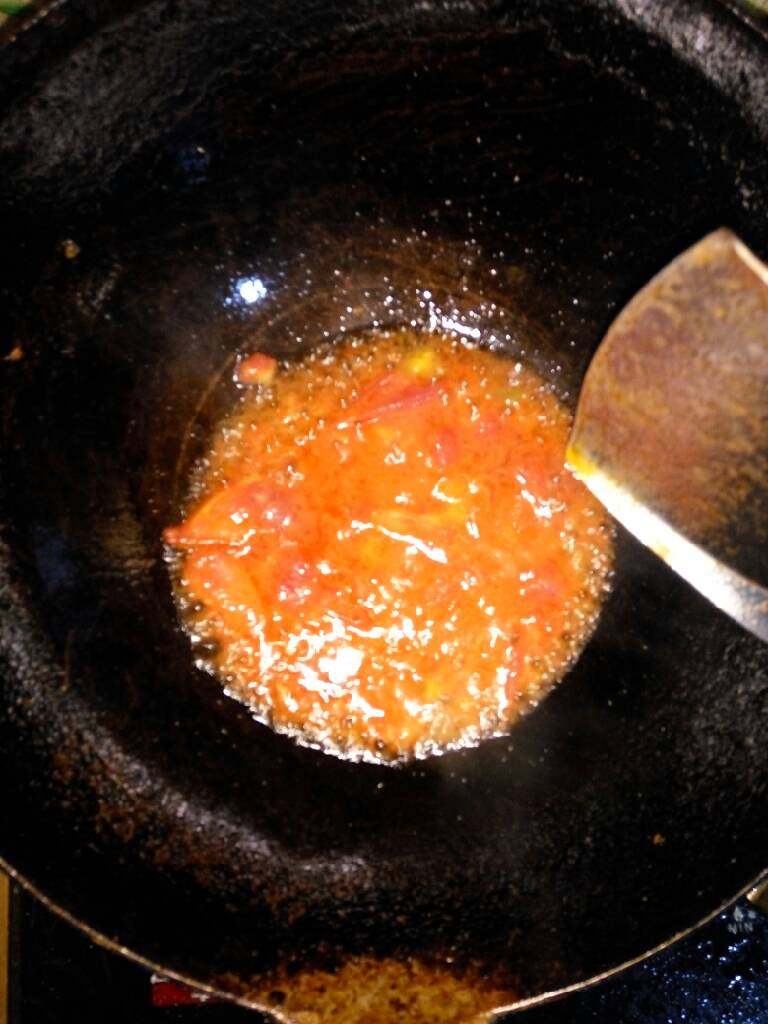 红烧土豆块,剩底油放入西红柿炒至成酱