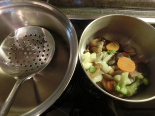 香煎鸡胸脯肉,将蔬菜放入开水中煮熟。