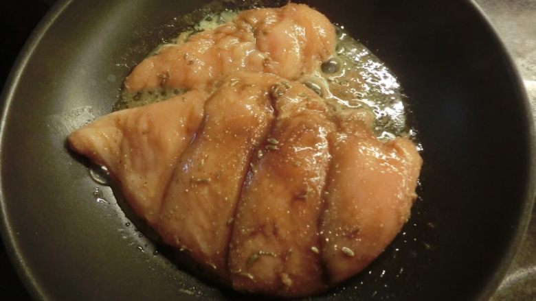 香煎鸡胸脯肉,将腌好的鸡胸脯肉放入煎锅。
