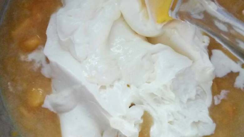 芒果慕斯蛋糕,将淡奶油倒入芒果肉中搅拌均匀！