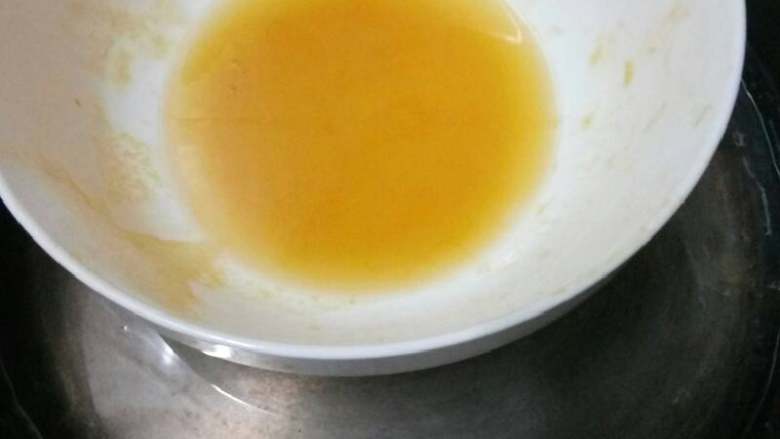 芒果慕斯蛋糕,将鱼胶粉放入芒果汁中搅拌均匀，再放点水，因为太少了，再隔水蒸融！