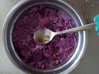 微波炉美食之紫薯熊掌！,紫薯蒸或煮熟，去皮，捣碎。（可适量加入糖）