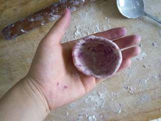 微波炉美食之紫薯熊掌！,和面（加入鸡蛋也可以），加入紫薯，捏成窝窝头形状，