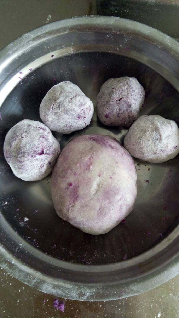 微波炉美食之紫薯熊掌！,将紫薯团球，滚面粉（糯米粉更好吃）