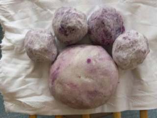 微波炉美食之紫薯熊掌！,蒸熟！由于没有蒸锅，碗里加适量水，筷子几根，铺白纸或蒸布。