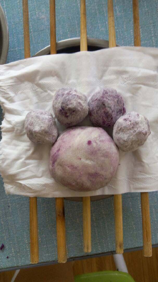 微波炉美食之紫薯熊掌！,蒸熟！由于没有蒸锅，碗里加适量水，筷子几根，铺白纸或蒸布。