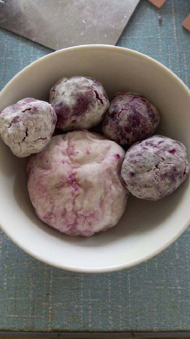微波炉美食之紫薯熊掌！,成了！球球咬起来很香甜