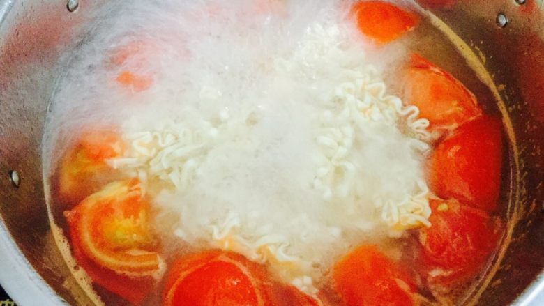 西红柿汤面,加入面饼煮1分钟
