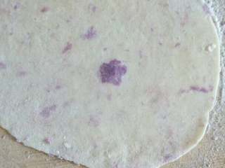 微波炉美食之紫薯卷卷,掺一起赶成饼。
