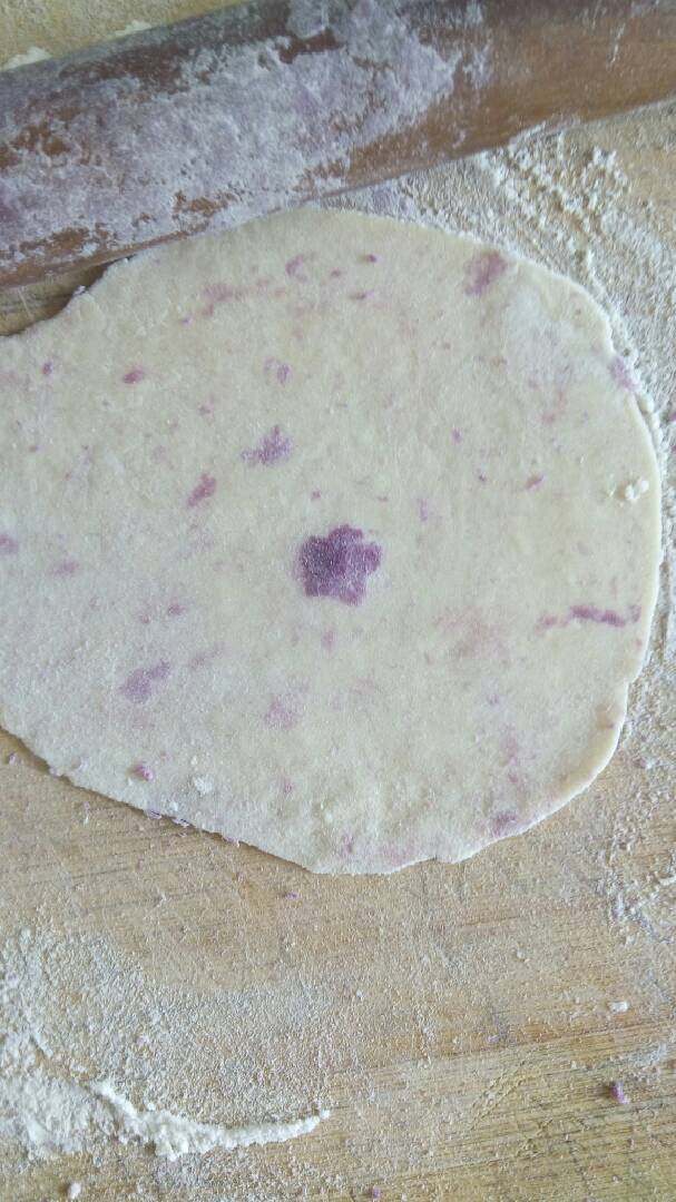微波炉美食之紫薯卷卷,掺一起赶成饼。