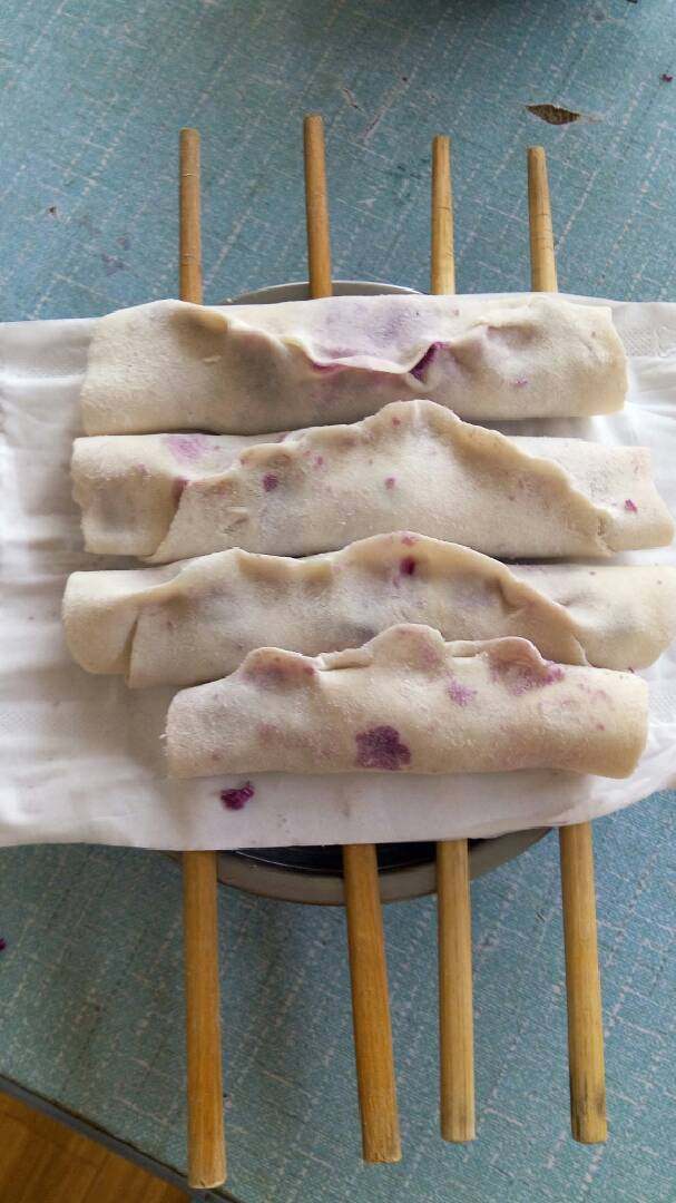 微波炉美食之紫薯卷卷,由于没有微波炉专用蒸锅，凑合