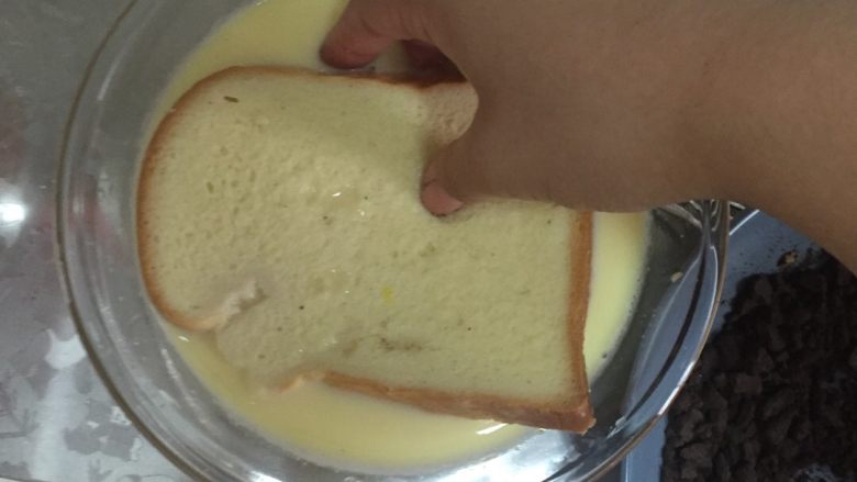 甜腻腻的爱心早餐,拿面包放在里边正反面粘，动作要快，否则面包就融化在里边了，