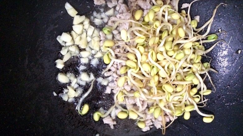 肉末龙须,放入蒜末和豆芽翻炒
