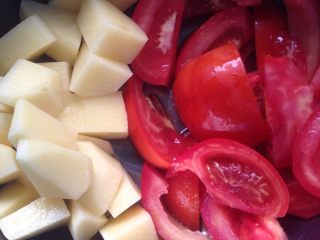 番茄土豆蛋花汤,土豆切块，番茄切块。备用！