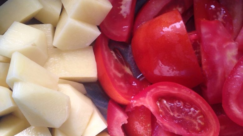 番茄土豆蛋花汤,土豆切块，番茄切块。备用！