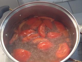 番茄土豆蛋花汤,番茄不炒煮，煮到出色，软烂。让后下土豆加麻油，煮3到5分钟左右。