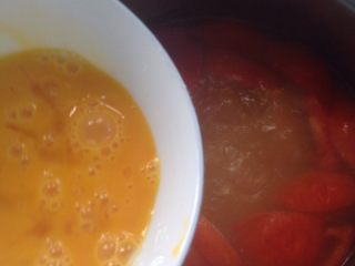 番茄土豆蛋花汤,鸡蛋调散，到鸡蛋液，边倒入边搅拌，快速搅拌。
