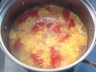 番茄土豆蛋花汤,好啦，关火加盐巴与味精调味，试味道！