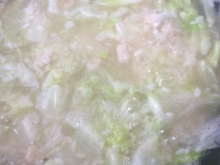 白菜猪肉粥,继续煮，煮至米软烂
