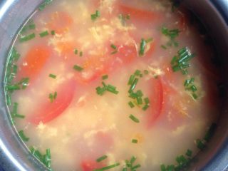 番茄土豆蛋花汤,最后加入葱花。就完成啦！