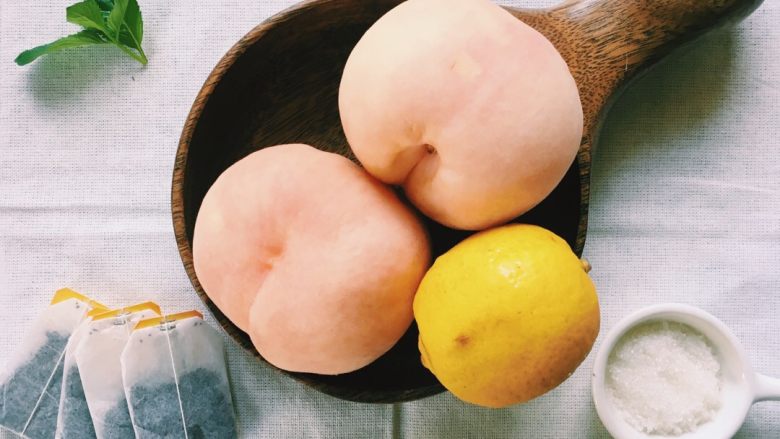「蜜桃的夏天」——桃子冰茶&蜜桃苏打柠檬水,将水果洗净，原材料准备，随时可用。