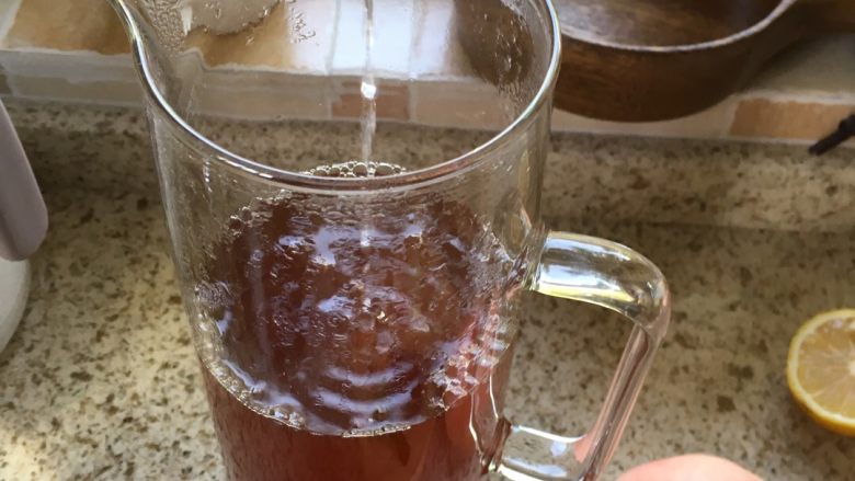 「蜜桃的夏天」——桃子冰茶&蜜桃苏打柠檬水,将熬制好的桃子汁倒入红茶中，待晾凉之后，放入冰箱冷藏3小时左右。