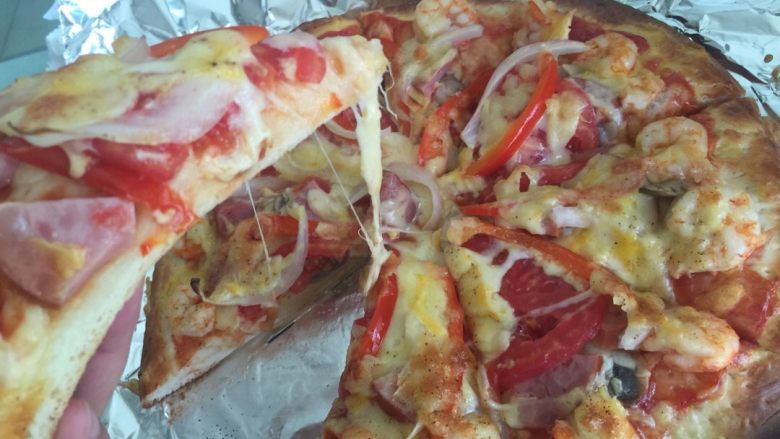 火腿虾仁蘑菇披萨,拉丝效果不一般，开吃！
