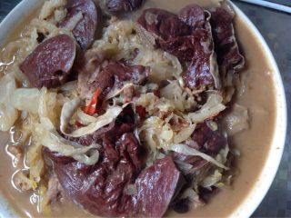 酸菜炖血肠，猪肉
