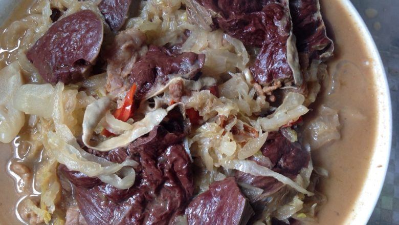 酸菜炖血肠，猪肉
