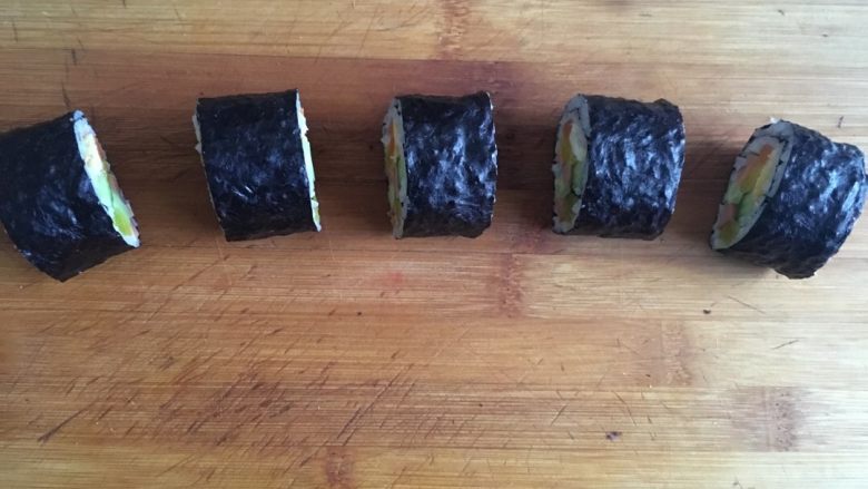寿司🍣🍣🍣  紫菜包饭,切成适当小段！