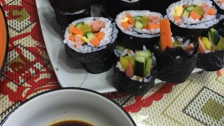寿司🍣🍣🍣  紫菜包饭,将酱油和少许芥末放在一起，搅拌均匀。以备蘸料美美的开动吧～😜😜😜