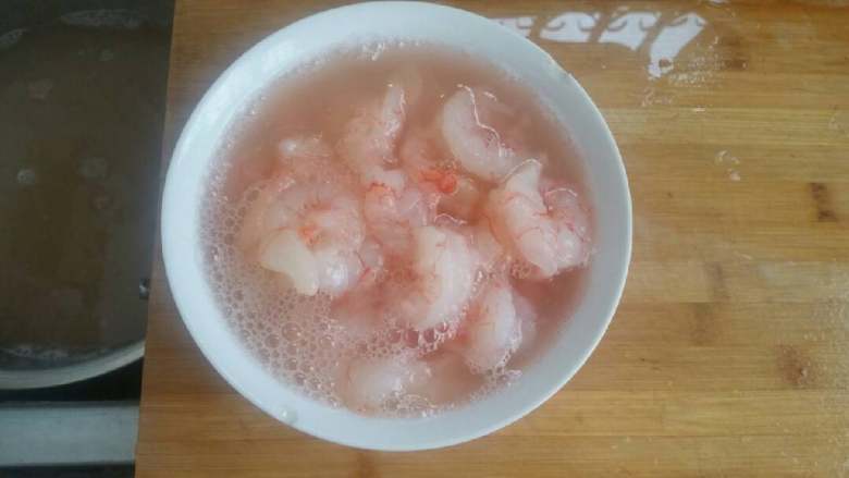石锅芝士海鲜拌饭,用白醋，料酒加水清洗虾仁，去腥。