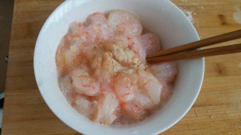 石锅芝士海鲜拌饭,加少许胡椒调味。