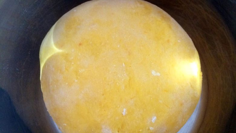 南瓜馒头,活成光滑的面团，盖上保鲜膜发酵（夏天温度高，2个小时足够了）