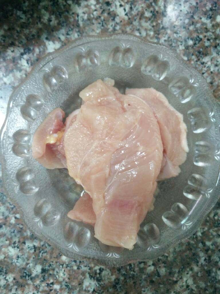 婴儿辅食-鸡肉松,准备两小块鸡胸脯肉，（这个是自己买鸡切出来的，新鲜的）超市里也有冷冻的，将其洗干净备用。