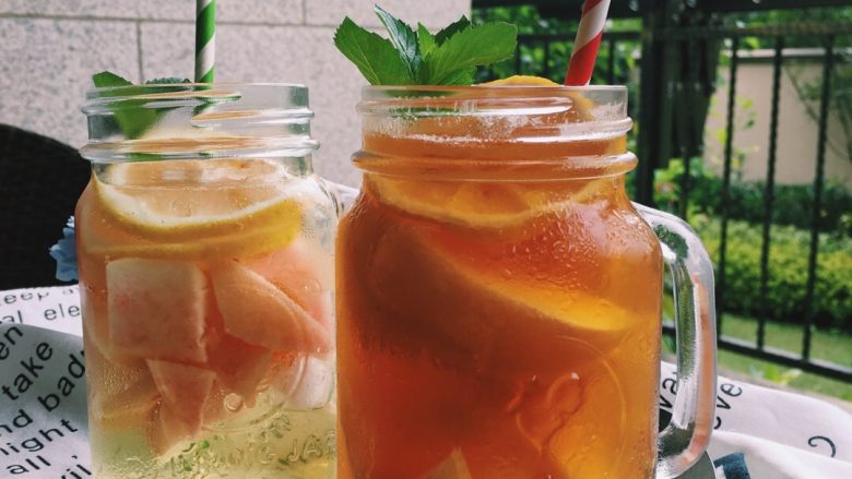 「蜜桃的夏天」——夏日制作桃子冰茶&蜜桃苏打柠檬水,将冰块放入底层，依次放入桃子肉、柠檬，加一点蜂蜜，插上薄荷叶，就完成啦！
