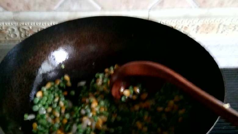 豇豆角玉米粥,用葵花油炒豇豆角和玉米粒