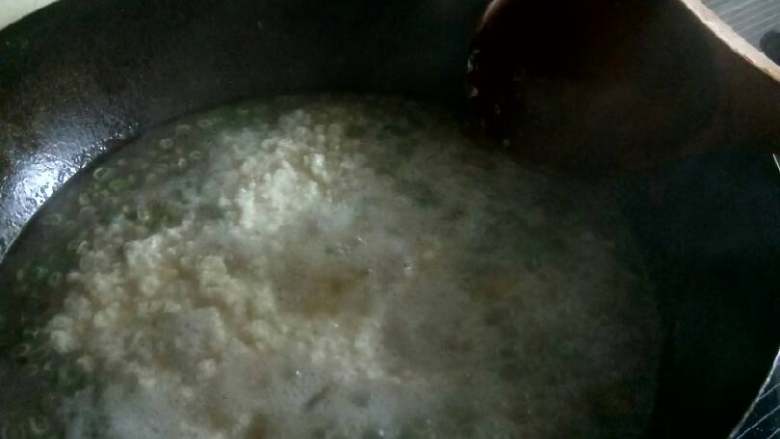 豇豆角玉米粥,炒一会然后把打碎的玉米放锅里，添加水，煮开
