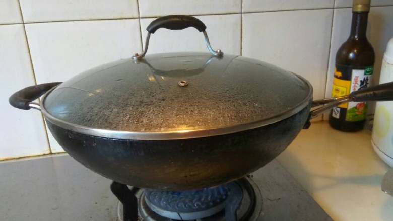 红烧小排,盖上锅盖，小火焖40分钟。煮至汁水粘稠即可