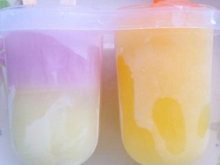 冰糕 。技,选密度不一样的果汁做分层。这个模具适合一种颜色。放冰箱冷冻。
