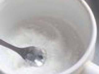 水信玄饼,3.将8克白凉粉与10克糖放入小锅混合均匀，结块的用勺子按压开。