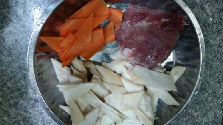 吃鸡+鸡腿菇（杏鲍菇）炒肉,鸡腿菇切片，肉切片，胡萝卜切片