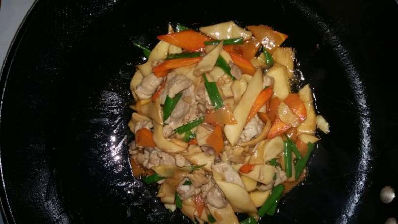 吃鸡+鸡腿菇（杏鲍菇）炒肉,加入葱段，翻炒几下即可起锅