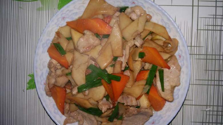 吃鸡+鸡腿菇（杏鲍菇）炒肉,装盘