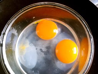 金沙咸蛋炒苦瓜,生的咸鸭蛋蛋白和2只新鲜鸭蛋放一块打匀备用！