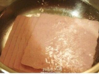鸡蛋液土司,把切片火腿放进开水里焯一下，这样可以煮熟火腿，也可以去掉一些油分